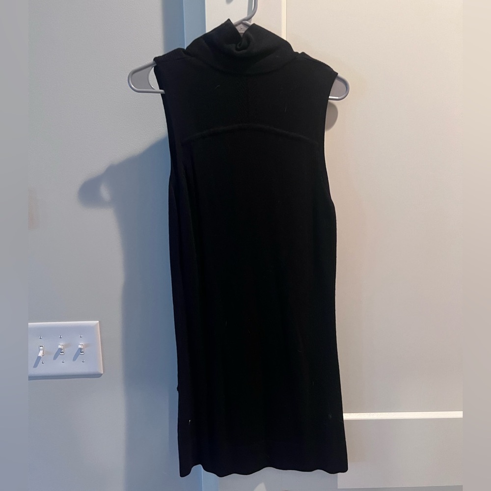 Sleeveless turtlneck